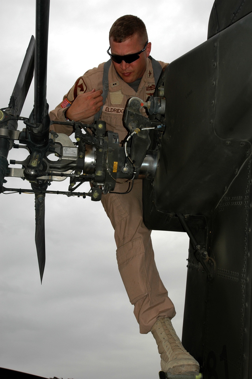 DVIDS - Images - Apache Crews Keep Eyes on Mission [Image 4 of 5]