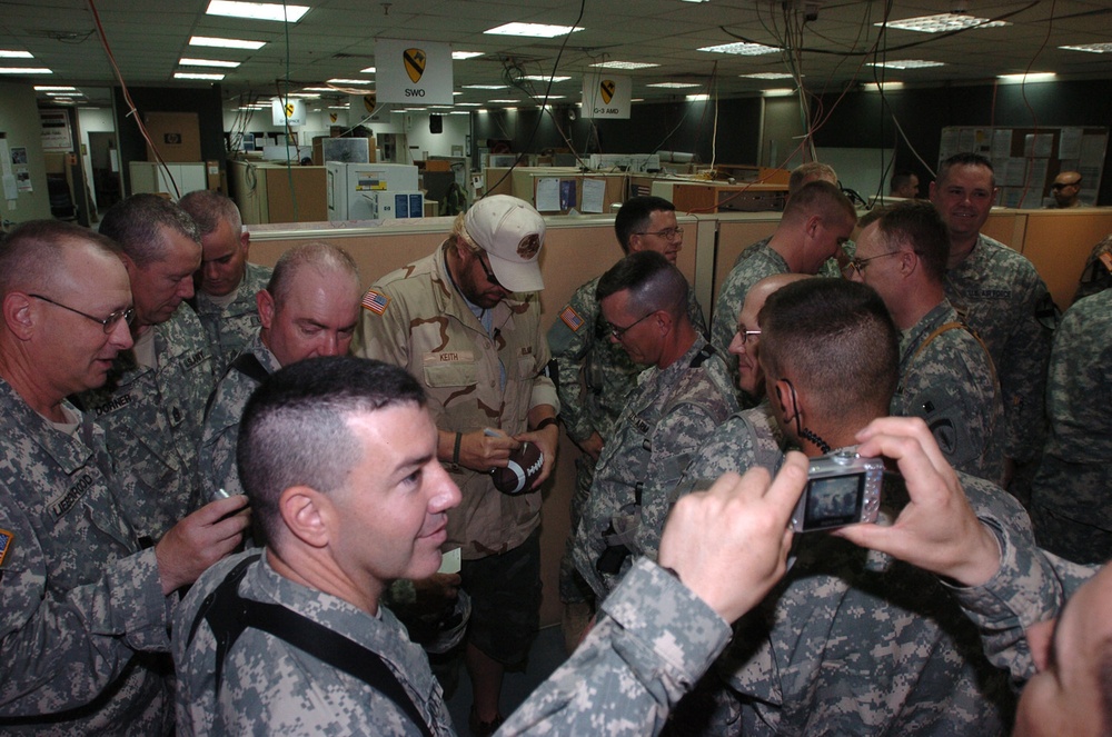 Toby Keith visits MND-B Soldiers