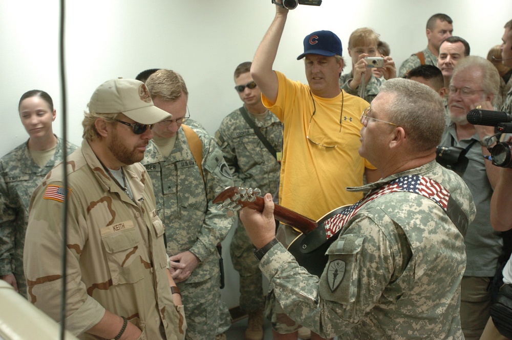 Toby Keith visits MND-B Soldiers