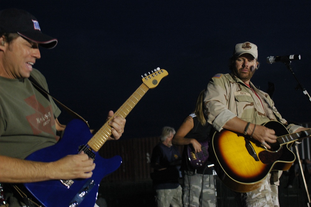 Toby Keith 'pulls for team U.S.A.' at FOB Fenty