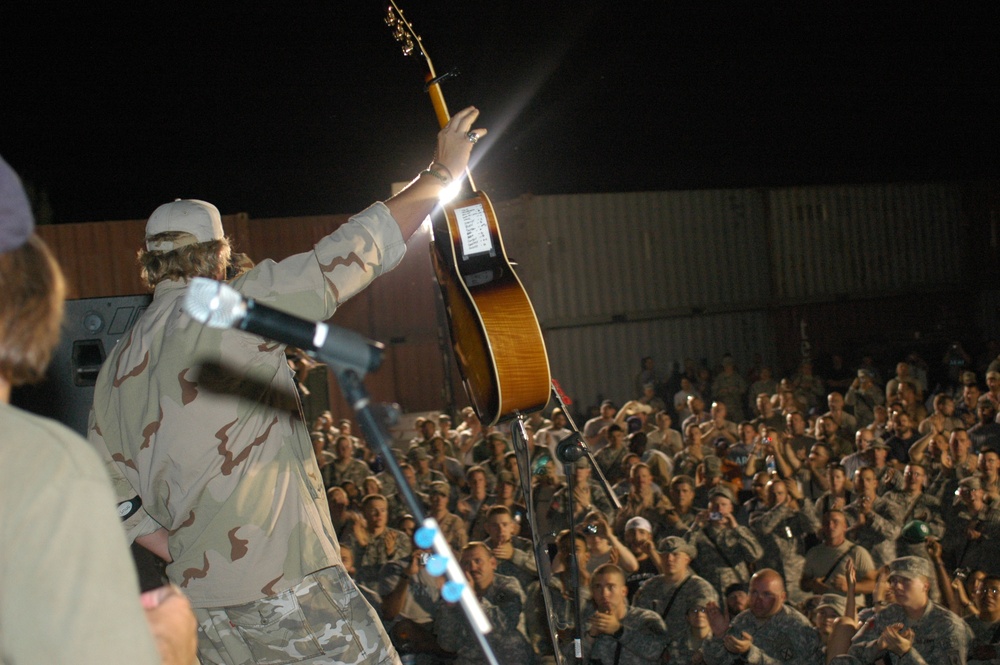 Toby Keith 'pulls for team U.S.A.' at FOB Fenty