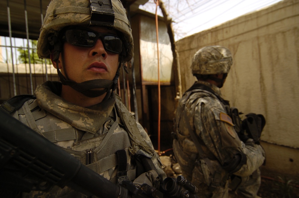 Soldiers search Sadiyah for insurgent activity