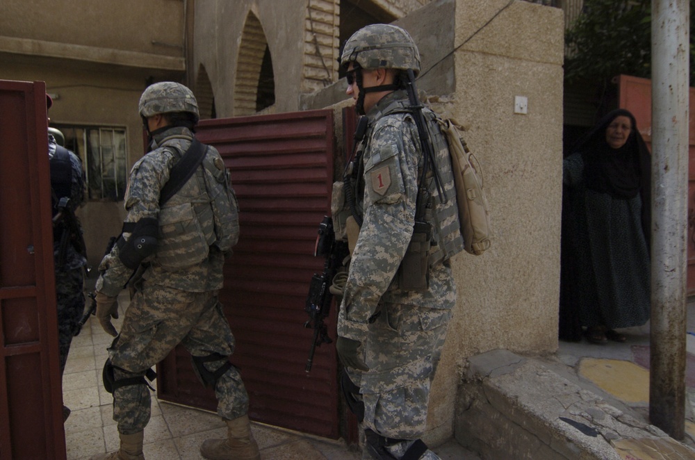 Soldiers search Sadiyah for insurgent activity