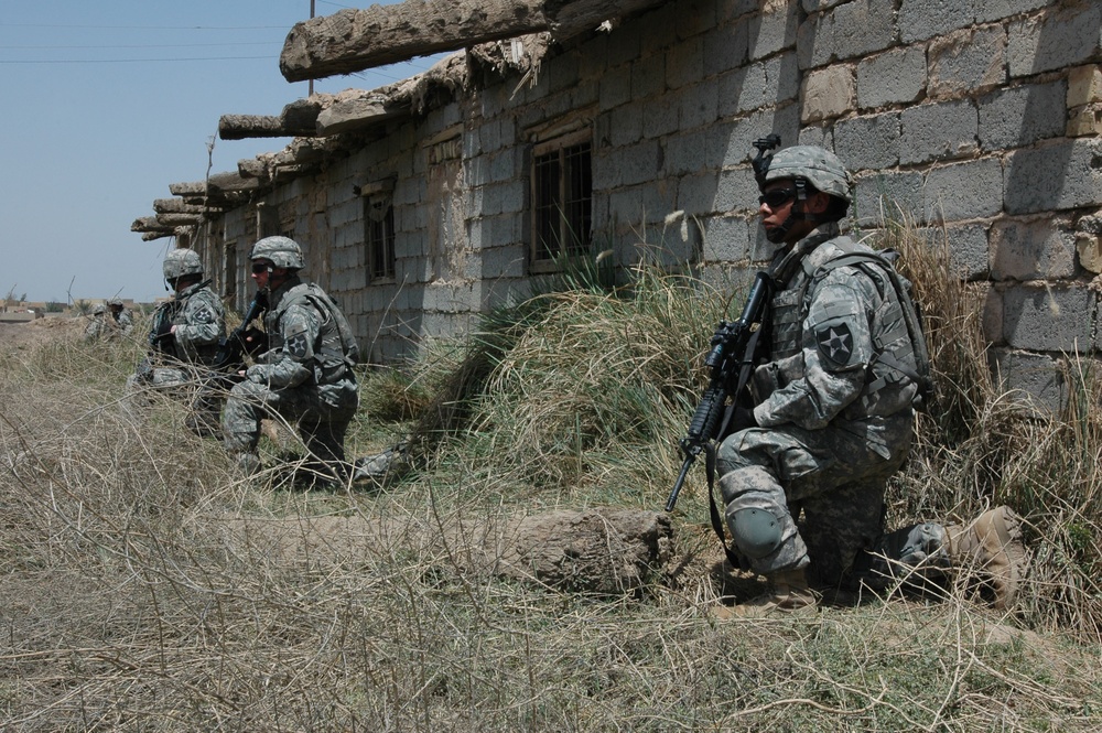 Fort Lewis Soldiers on patrol in Diyala