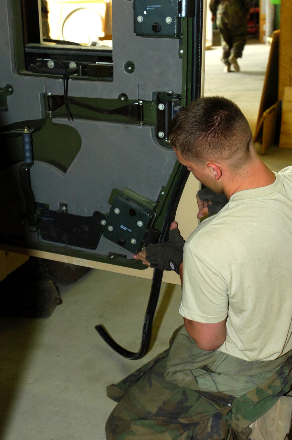 82nd CAB mechanics install Frag- 5 Armor Field kits