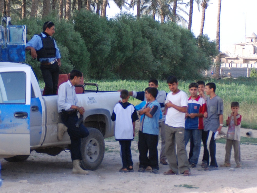 Artillerymen, Iraqi Police tour damaged mosques