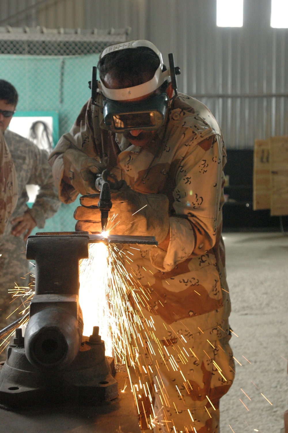 Welding course bonds Iraqi, U.S. troops