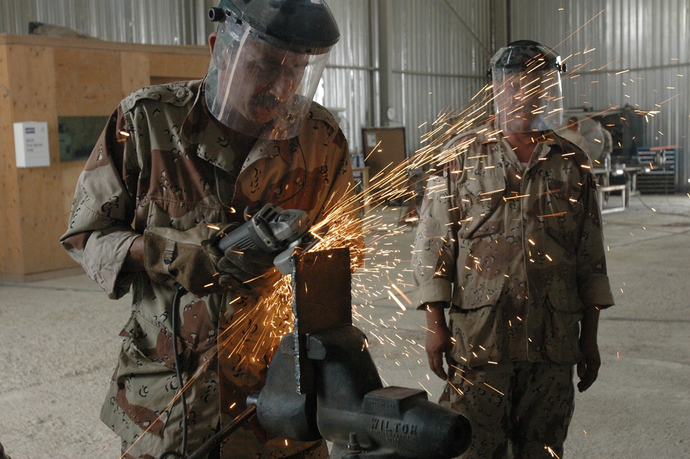 Welding course bonds Iraqi, U.S. troops