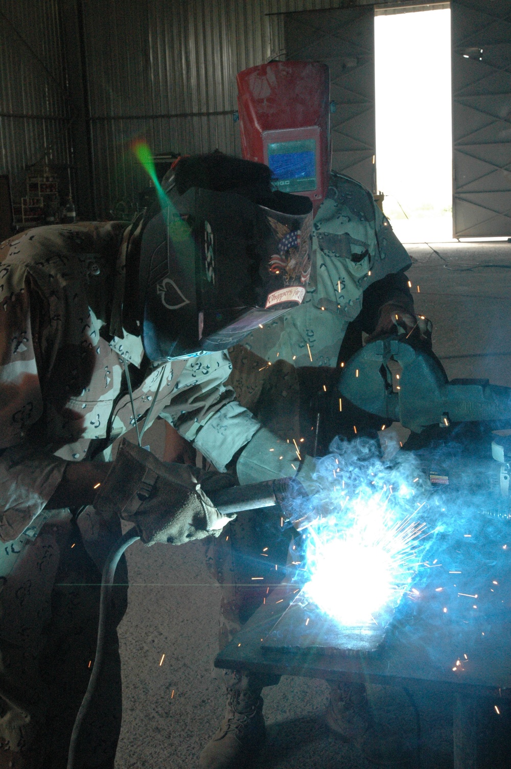 Welding course bonds Iraqi, U.S. troops