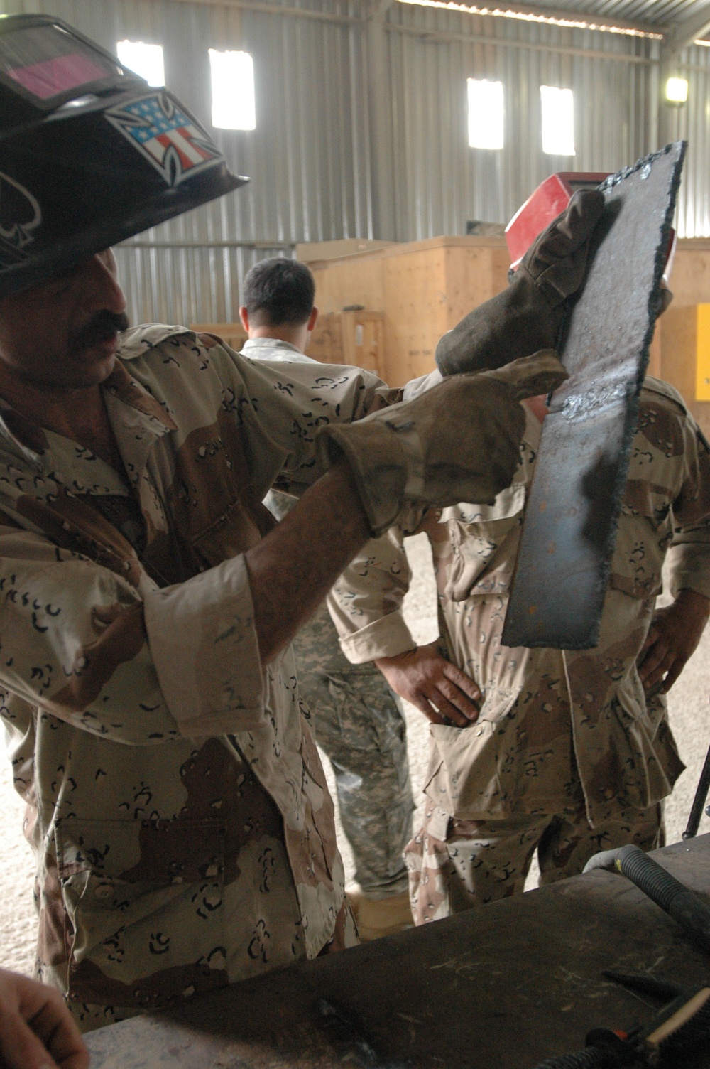 Welding course bonds Iraqi, U.S. troops