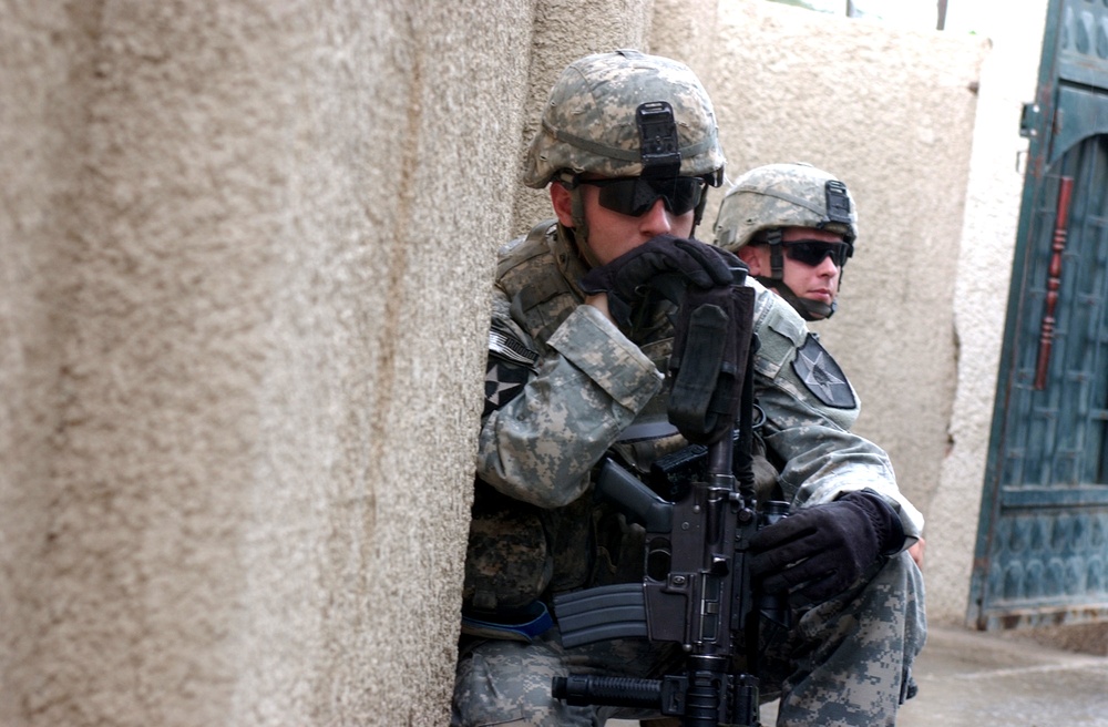 Soldiers Build Ties to Community In Al Duroa