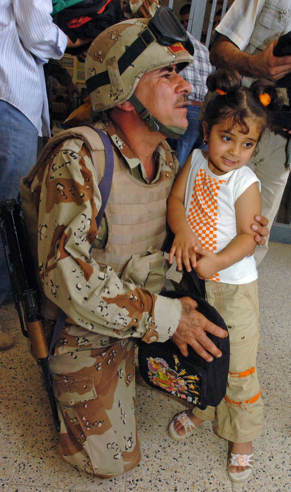 iraqi children with soldiers