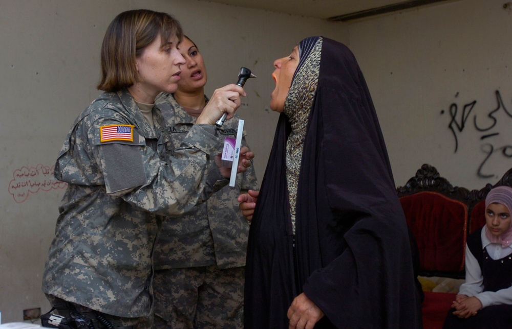 Soldiers provide medical assistance to Karkh residents