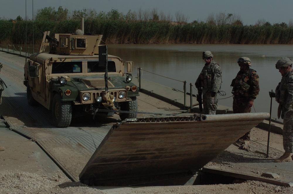 Iraqi and U.S. Soldiers Repair Pontoon Bridge