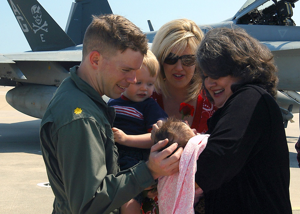 USS Eisenhower Pilot Greets His Family