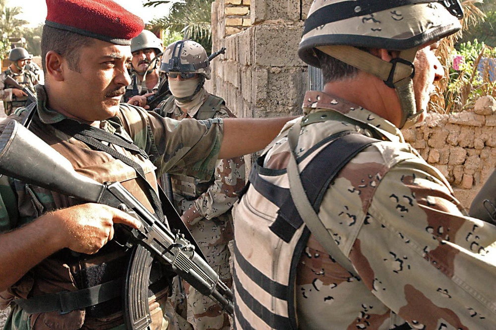 Soldiers from 5th Iraqi Army Partrol Baqubah