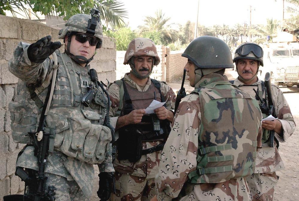 Soldiers from 5th Iraqi Army Partrol Baqubah