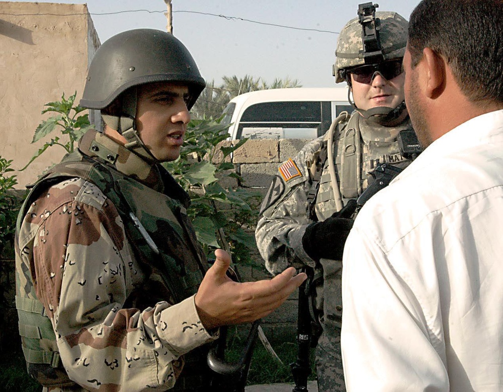 Soldiers from 5th Iraqi Army Partrol Baqubah