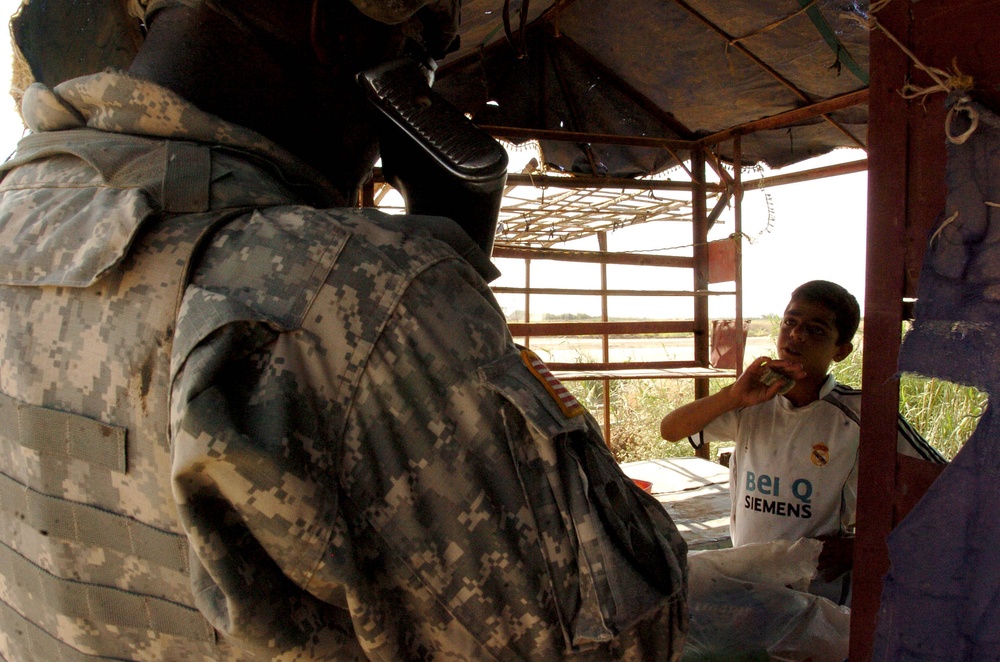 Fort Lewis Soldiers patrol Iraqi Highway