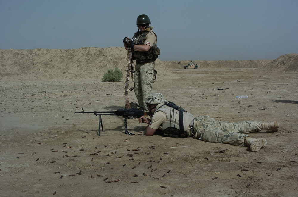 Polish soldiers, U.S. Airmen work togther on weapons range