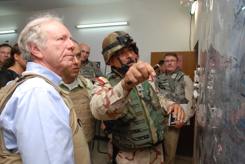 9th Iraqi Army Commander breifs U.S. Senator