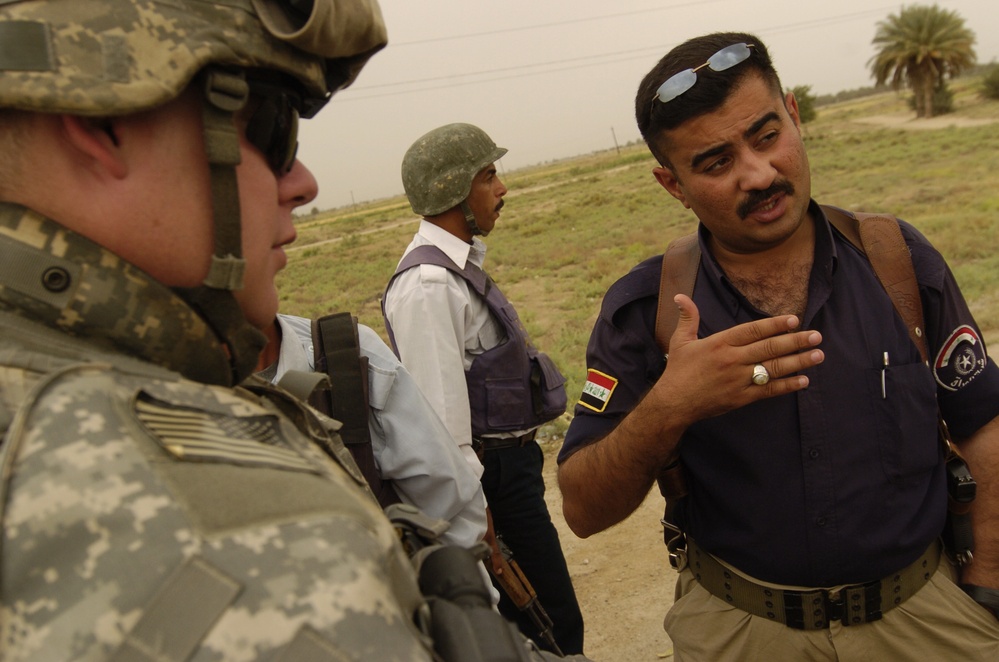 Soldiers in Police Transition Team assist Iraqi Highway Patrol