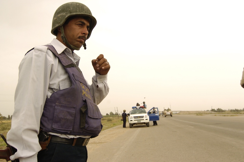 Soldiers in Police Transition Team assist Iraqi Highway Patrol