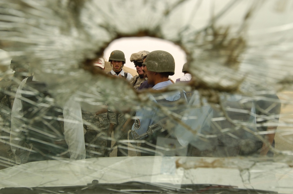 Soldiers in Police Transition Team assist Iraqi Highway Patrol