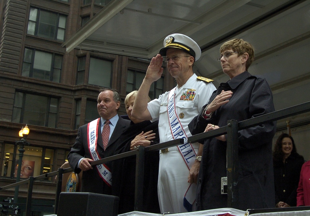 Chief of Naval Operations Adm. Mike Mullen participates in Chicago Mermoial