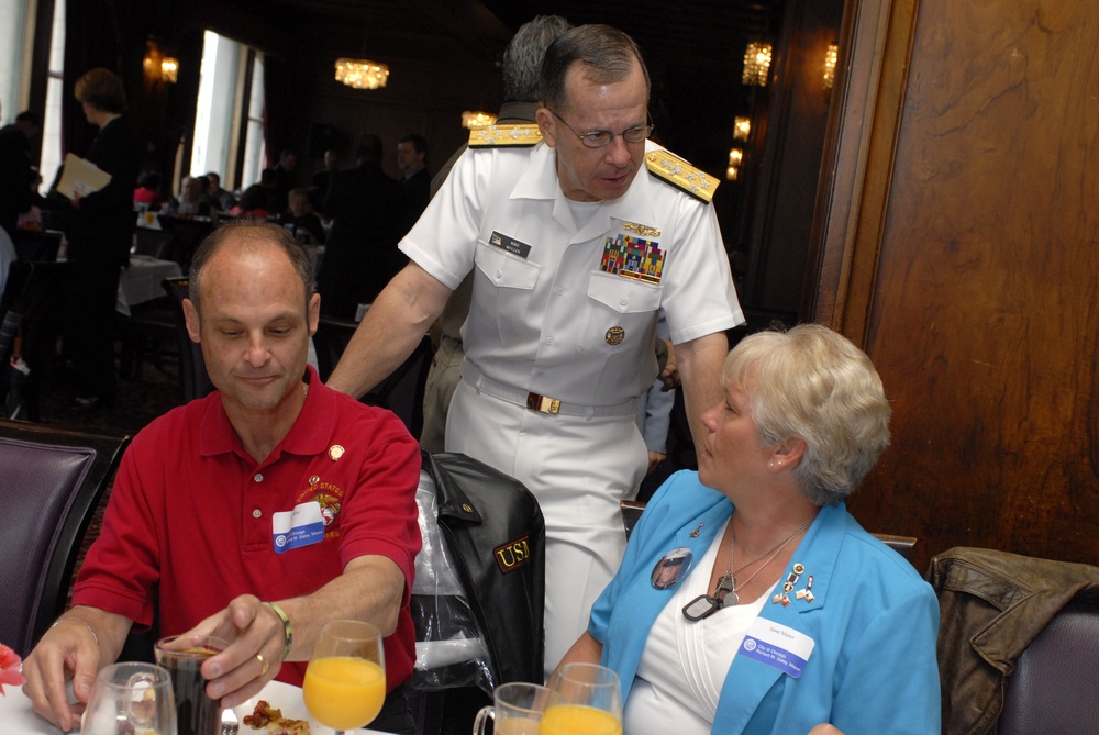 Chief of Naval Operations Adm. Mike Mullen participates in Chicago Mermoial