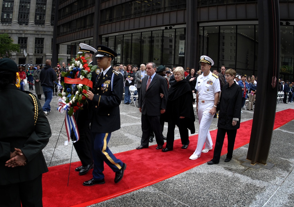 Chief of Naval Operations Adm. Mike Mullen participates in Chicago Mermoial