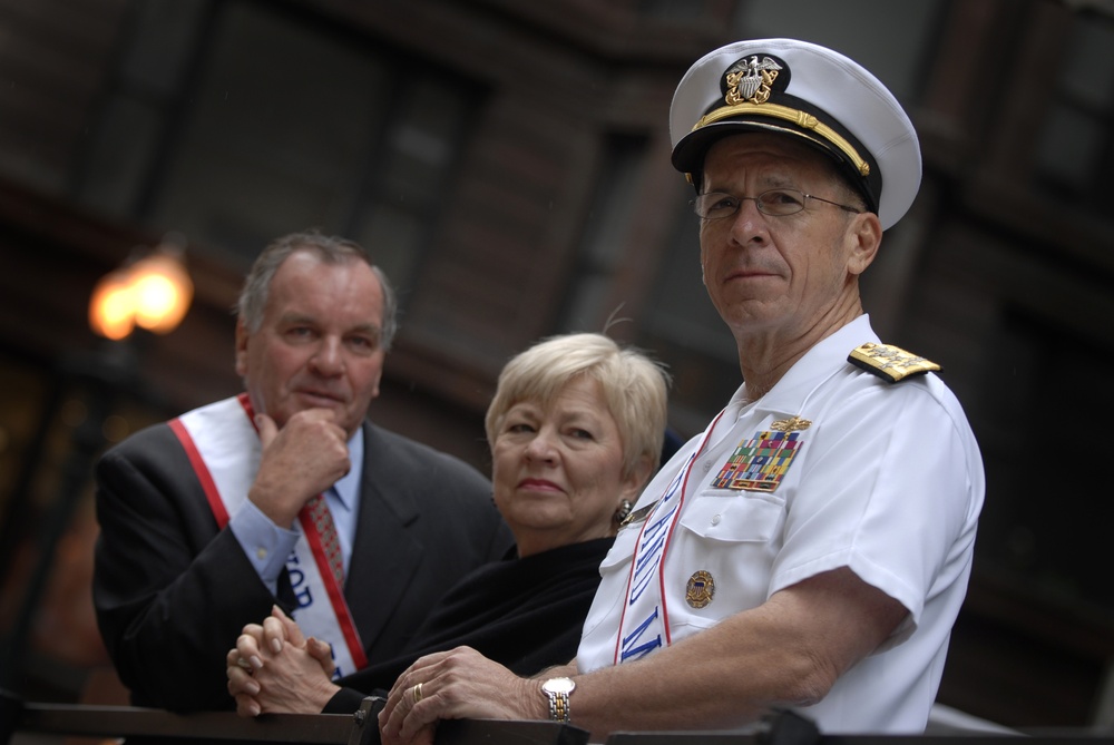 Chief of Naval Operations Adm. Mike Mullen participates in Chicago Mermoial