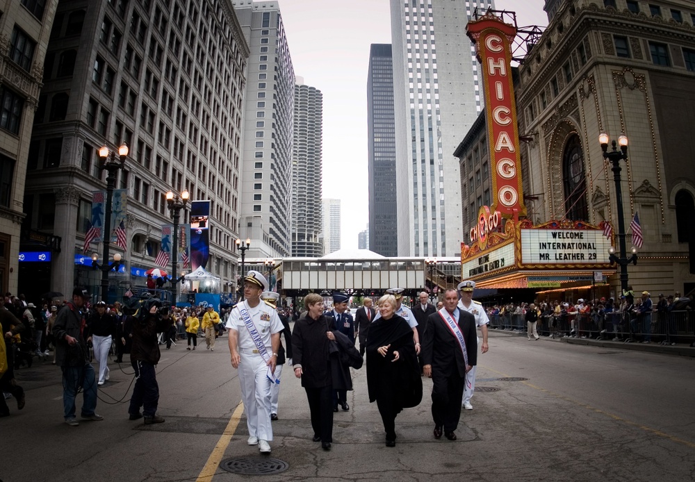 Chief of Naval Operations Adm. Mike Mullen participates in Chicago Mermoial