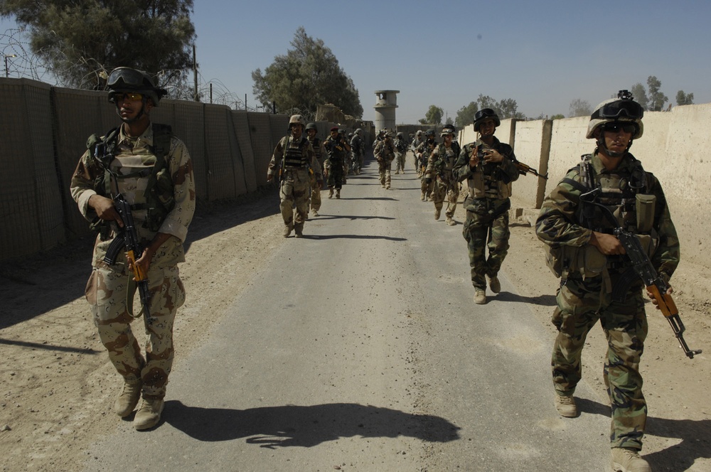 U.S., Iraqi Soldiers patrol streets of southwest Baghdad