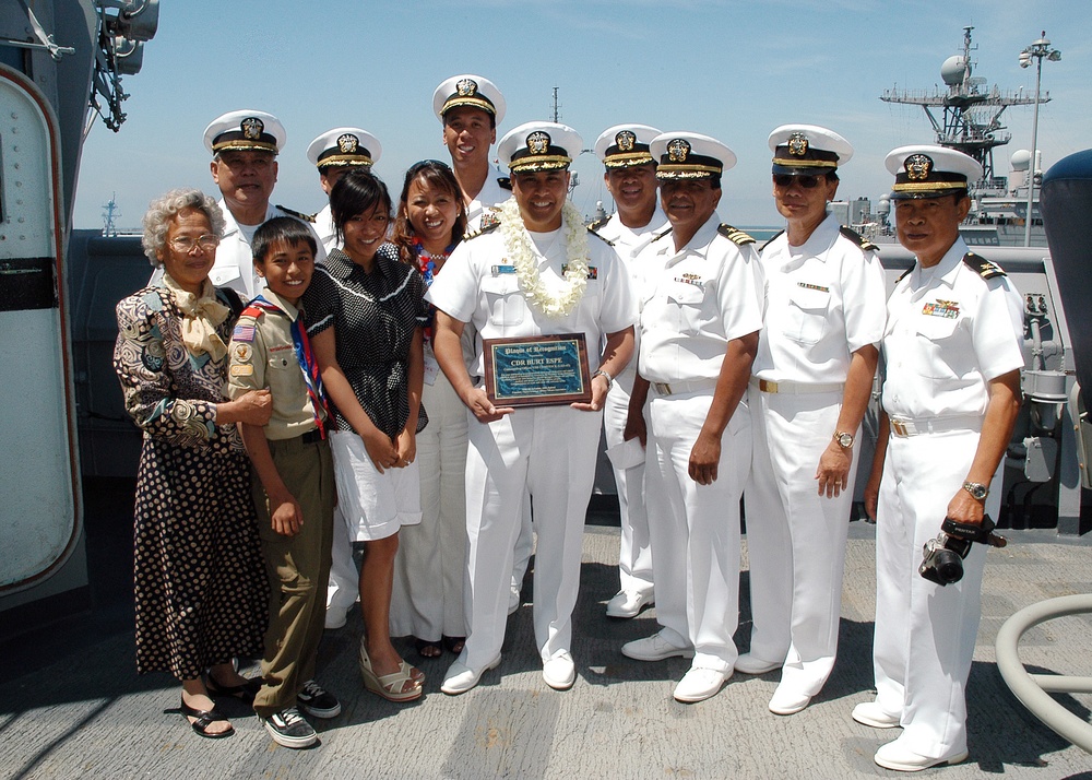 USS Comstock Commanding Officer Receives Award