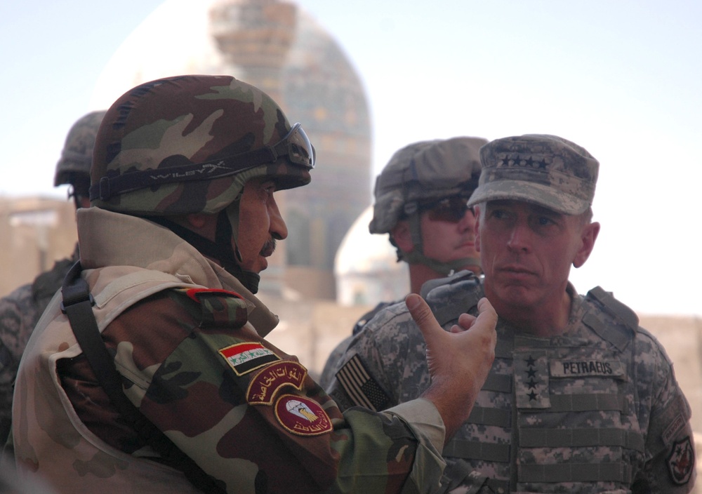 Petraeus meets with 4th Iraqi Army Commander