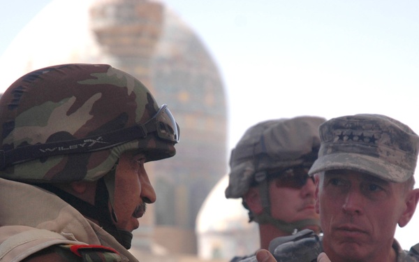 Petraeus meets with 4th Iraqi Army Commander