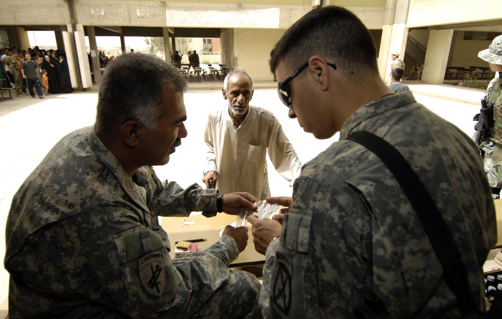 10th Mountain Soldiers Give Medical Aid in Mahmudiyah