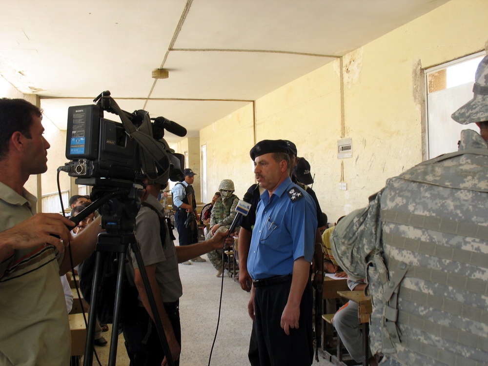 Iraqis gather to join ranks of Lutifiyah's Iraqi Police