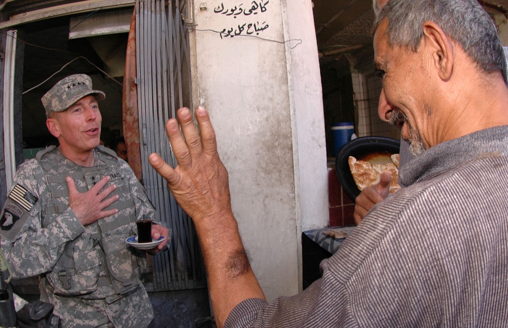 Petraeus Talks with Iraqi over Tea