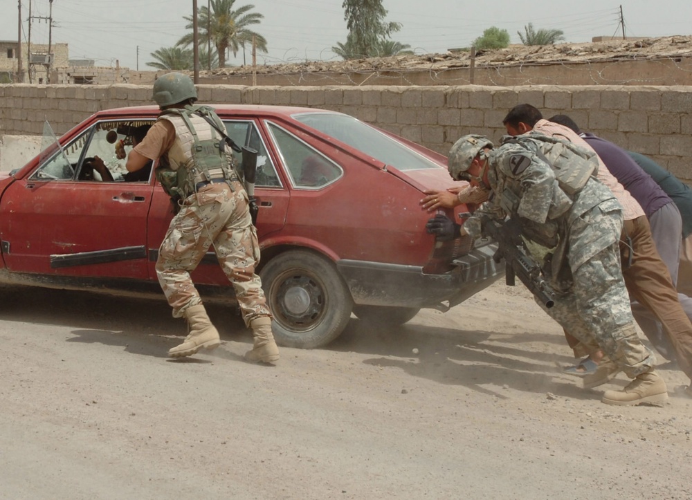 Iraqi Army Works Traffic Control Point With Help From Stallions Battalion