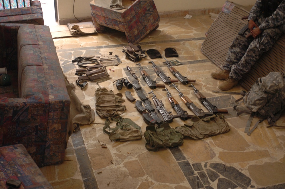 MND-B Troops Securing East Rashid