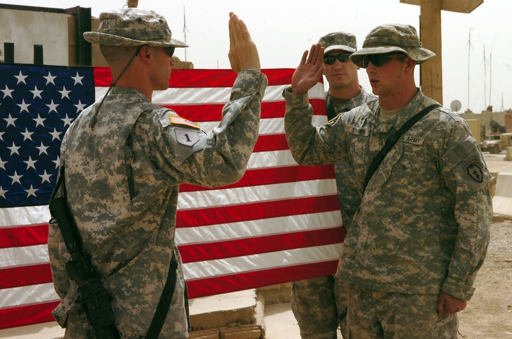 Paratrooper has special guest at re-enlistment