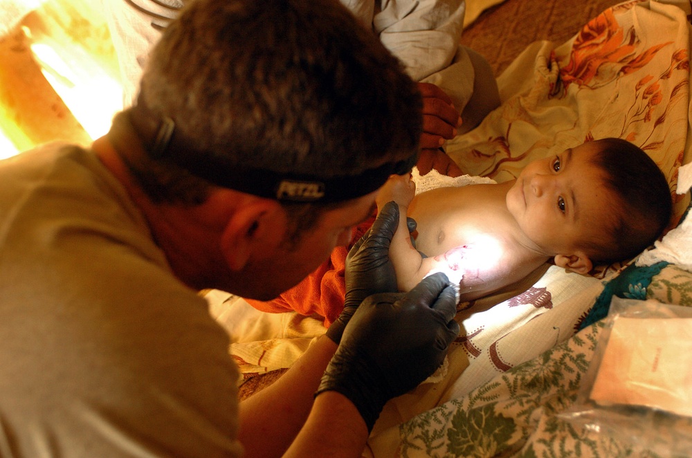 Medic Treats Iraqi Child During Arrowhead Ripper