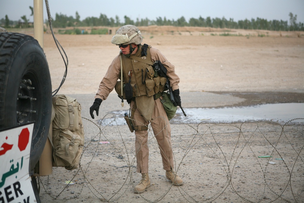 Marines Make ID Renewal Easier for Al Nuammia Residents