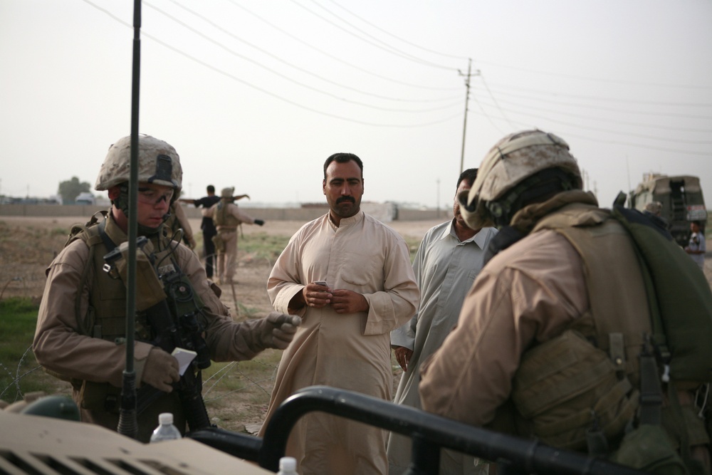 Marines Make ID Renewal Easier for Al Nuammia Residents