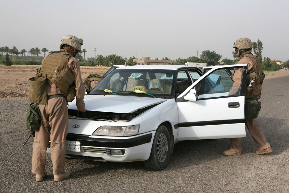 Marines Make ID Renewal Easier for Al Nuammia Residents