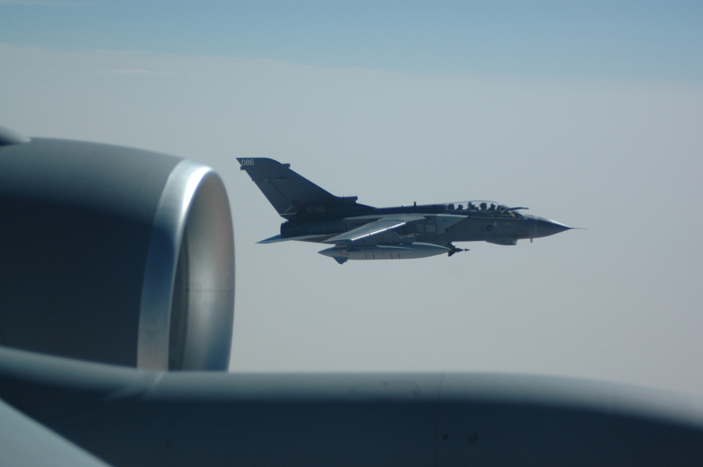 Tornado Refuels on the Wing