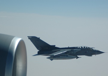 Tornado Refuels on the Wing
