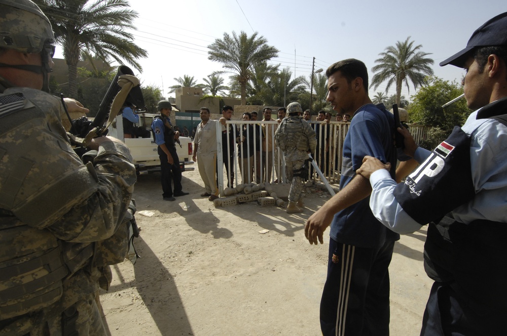 23rd MP Company Assists With Iraqi Police Recruiting